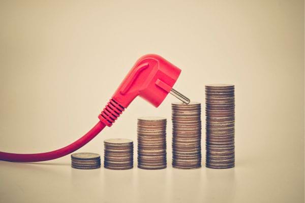 Fiche rouge posée sur des piles de pièces de monnaie croissantes.