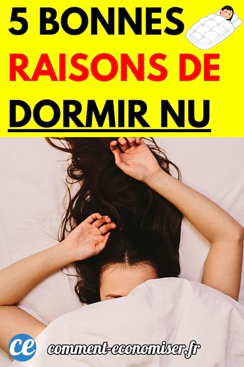 Une femme aux cheveux bruns dormant sous une couverture blanche, avec les bras levés.