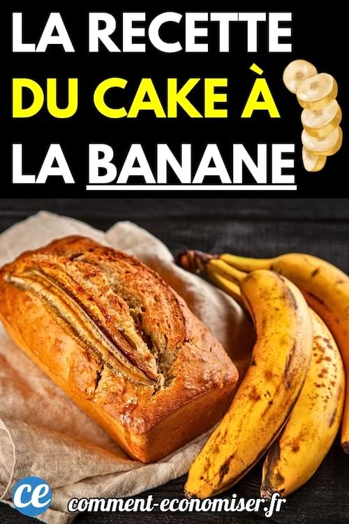Cake doré avec une banane tranchée sur le dessus.