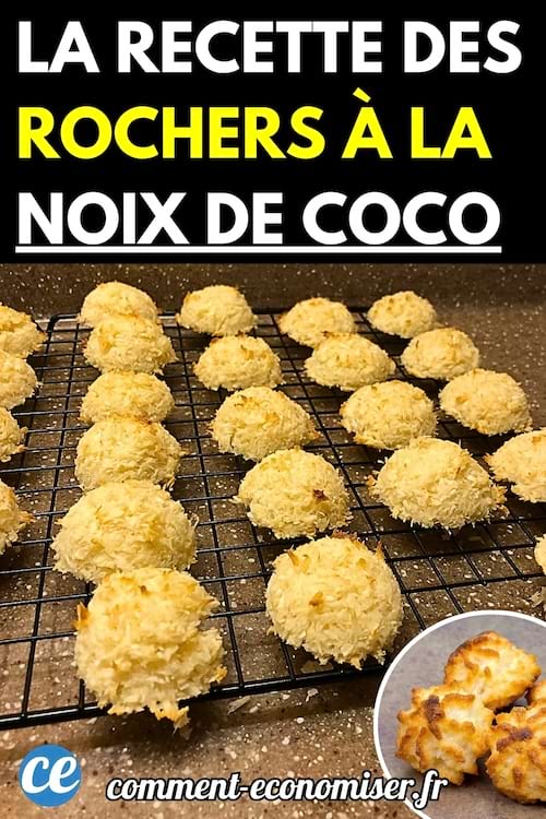 Plaque de rochers à la noix de coco dorés, fraîchement sortis du four et disposés sur une grille de refroidissement.