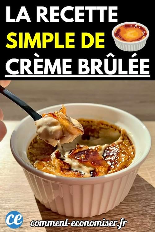 Une crème brûlée servie dans un ramequin blanc, avec une cuillère qui prélève une portion de crème sous la fine couche caramélisée.