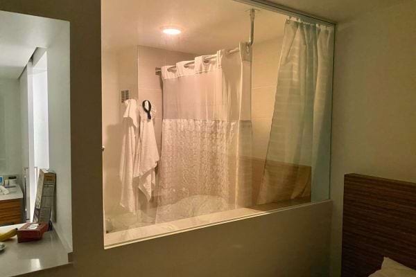 Salle de bain avec grand miroir lumineux.