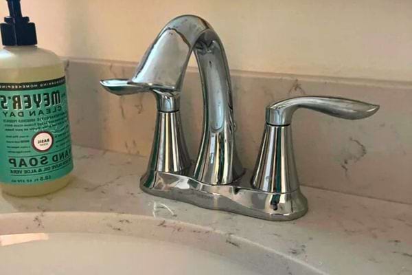 Robinet propre et brillant, sans aucune trace de calcaire.