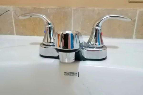 Robinet sale avec des traces de calcaire visibles.