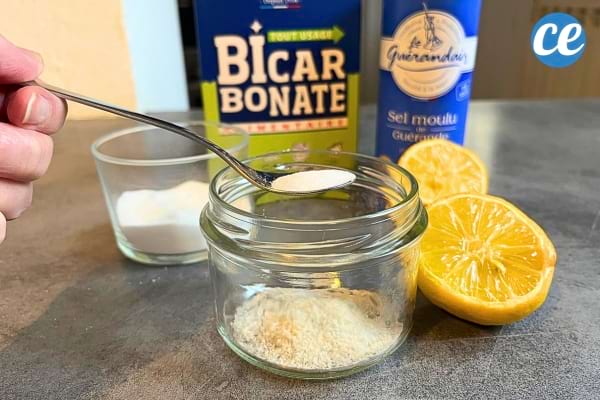 Du sel, du bicarbonate de soude et du citron à mélanger