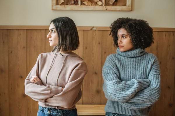 Deux femmes fâchées se regardent de travers.