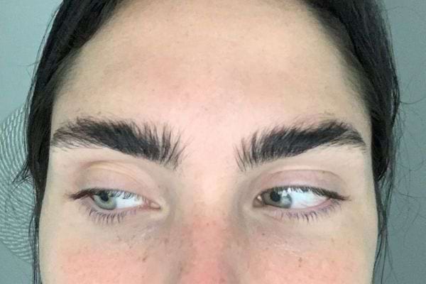 Gros plan sur des sourcils fournis et bien définis.