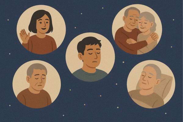 Personne entourée de souvenirs familiaux.