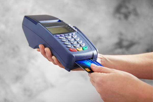 Paiement par carte bancaire sur un terminal.
