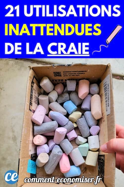 Une boîte en carton remplie de craies colorées de différentes tailles.