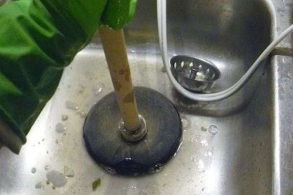 Une ventouse pour déboucher les canalisations