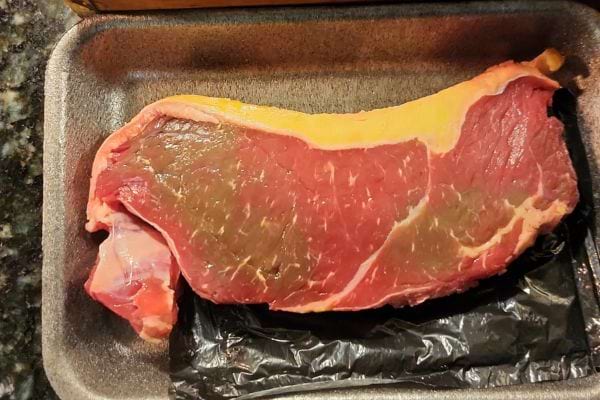 Une viande en barquette avec une couleur verdâtre suspecte.