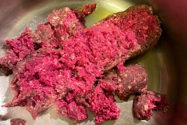 De la viande hachée d’aspect douteux dans une poêle.