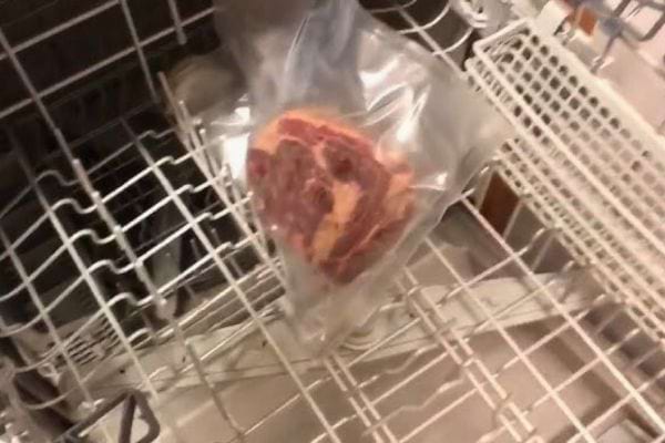 Viande crue sous vide placée directement sur le panier du lave-vaisselle.
