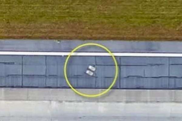 Vue aérienne montrant deux tombes encastrées sur une piste.