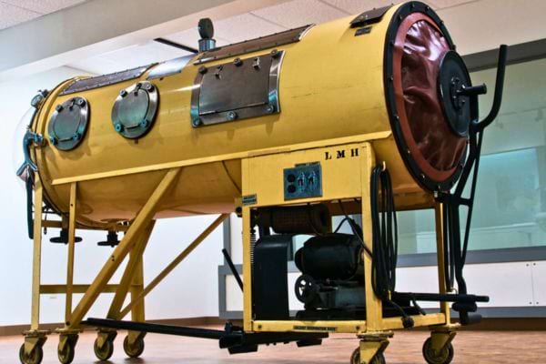 Vue d'ensemble d’un poumon en acier jaune vide.