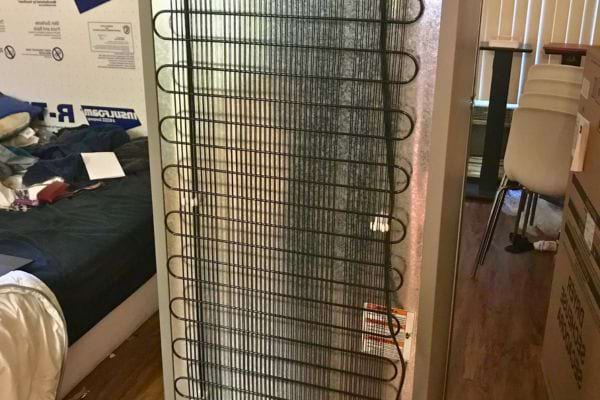 Arriere du frigo avec serpentins