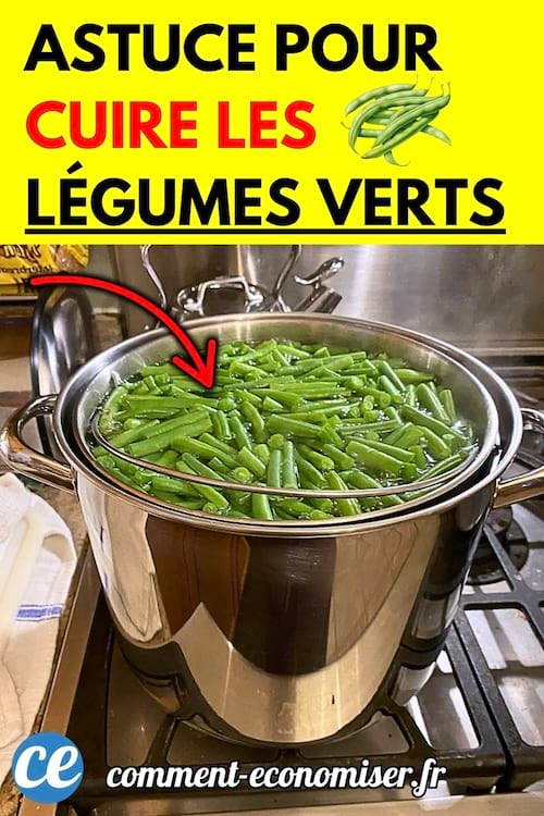 Une casserole remplie de haricots verts frais en pleine cuisson sur une plaque de cuisson en inox.