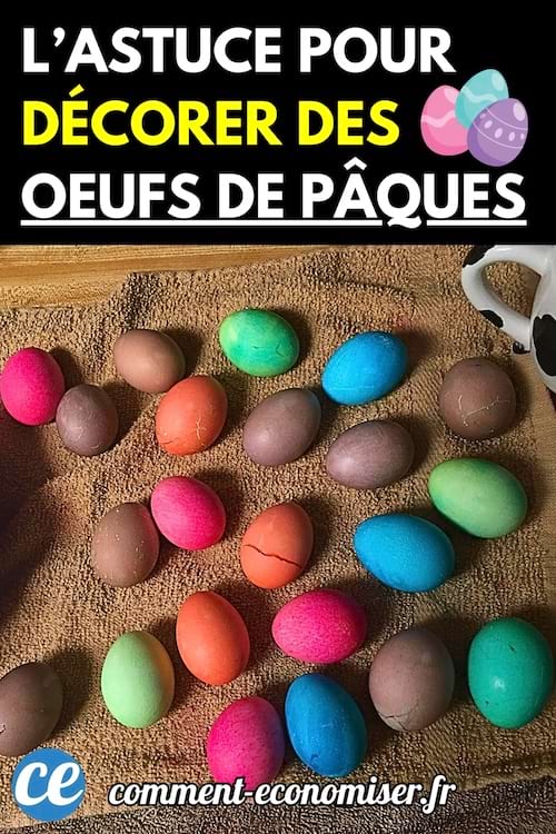 Plusieurs œufs de Pâques colorés disposés sur une serviette marron, aux teintes vives comme le bleu, rose, vert et orange.