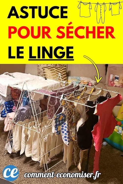 Séchoir à linge rempli de vêtements étendus dans un salon, avec des habits d’enfants