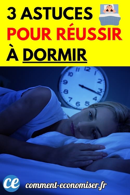 Une femme allongée dans son lit, les yeux ouverts, avec une grande horloge en arrière-plan indiquant une heure tardive.