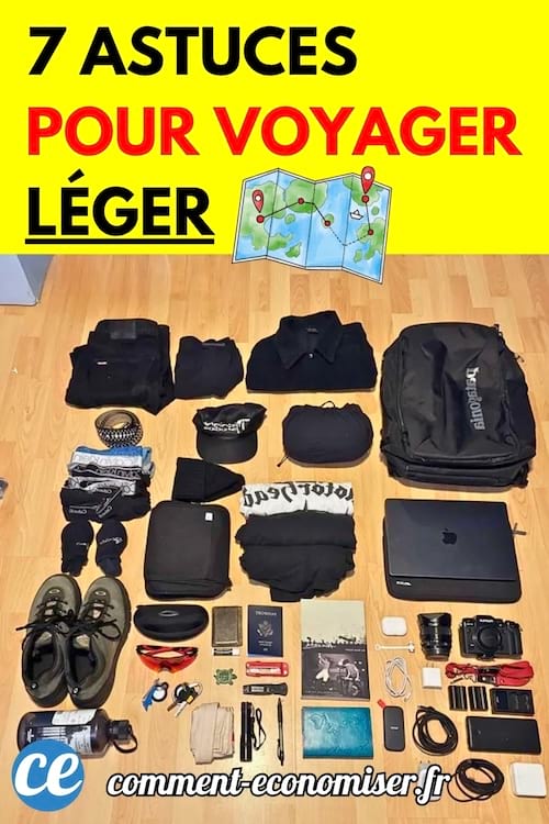 Affaires de voyage minimalistes soigneusement organisées sur un sol en bois : vêtements, chaussures, accessoires électroniques et trousse de toilette.