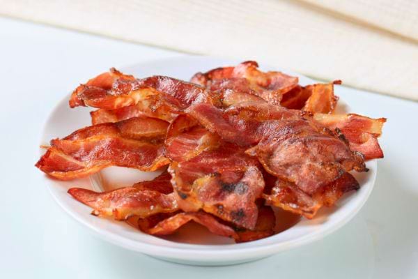 Tranches de bacon croustillantes.