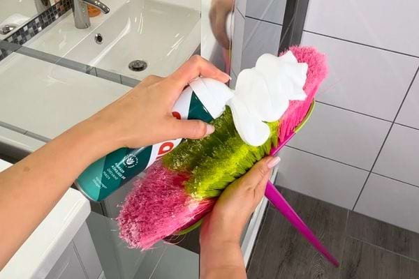Mousse à raser sur un balai coloré dans une salle de bain.