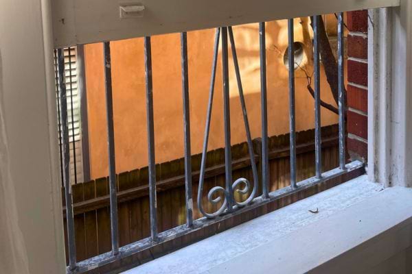 Grille intérieure fine avec spirale centrale et lignes verticales.