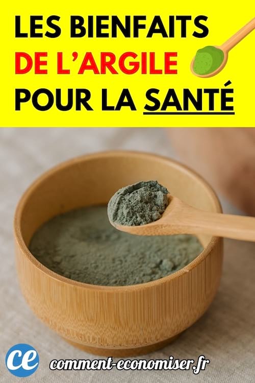Cuillère en bois remplie d’argile verte au-dessus d’un bol en bois.