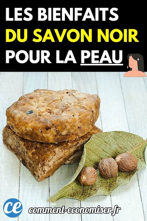 Deux savons noirs bruts posés sur une feuille avec des noix entières en arrière-plan