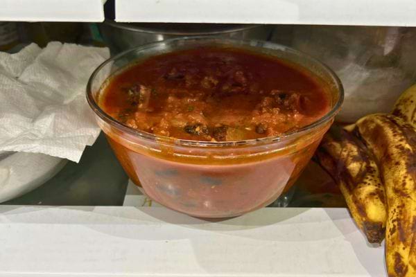Bol de soupe ou sauce dans le frigo