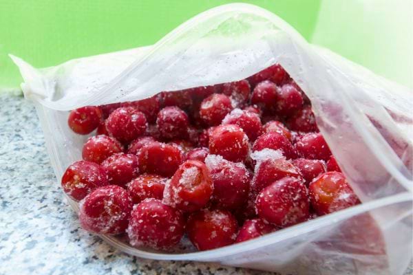 Cerises rouges congelées.