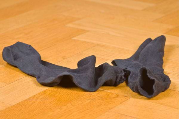 Paire de chaussettes noires au sol.