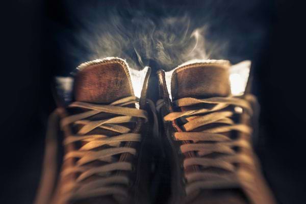 Deux chaussures sport dégagent une forte vapeur de chaleur.