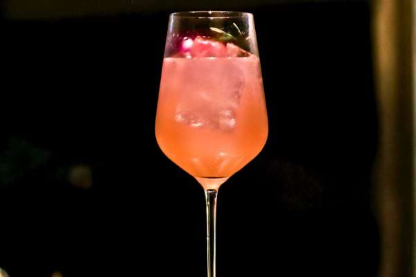 Cocktail rose avec glaçons.