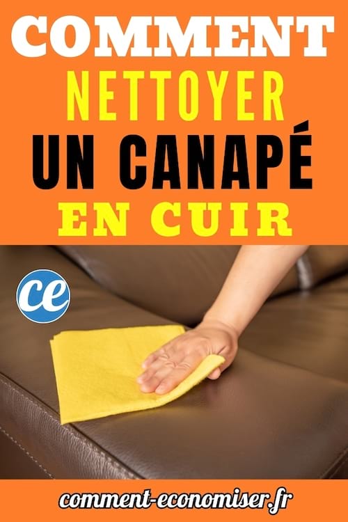 Main en train de nettoyer un canapé en cuir marron avec un chiffon jaune.