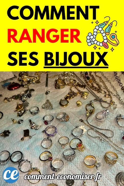 Bijoux fantaisie posés sur un essuie-tout avec chaînes, bagues et colliers en vrac.