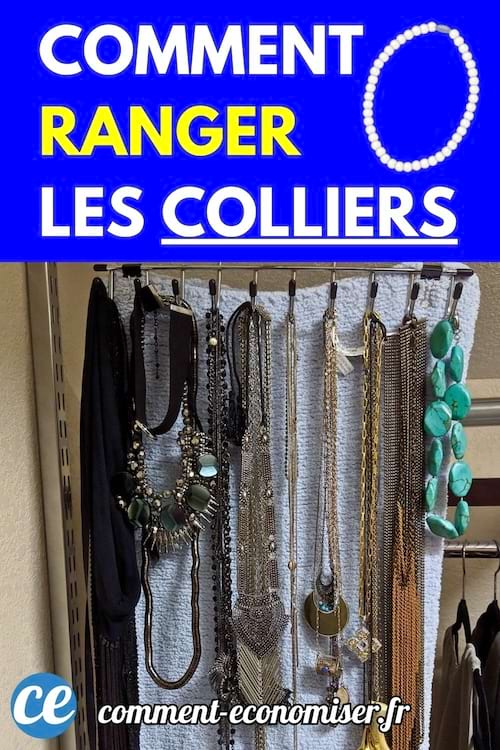 Porte-colliers vertical avec plusieurs colliers suspendus de différentes tailles et styles.