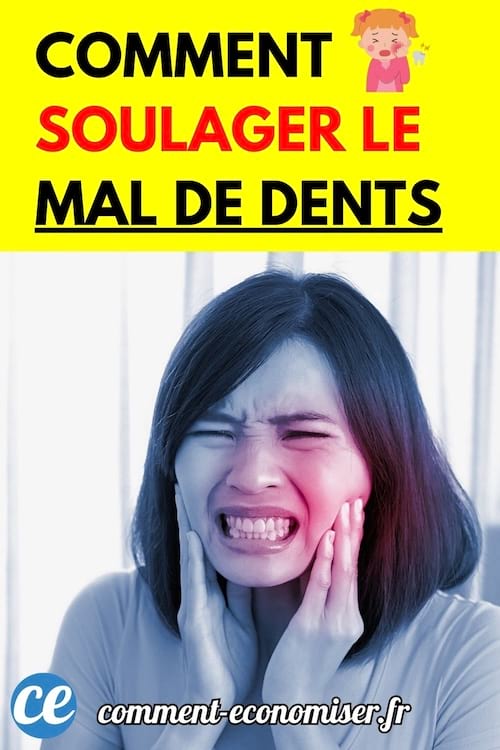 Femme se tenant la mâchoire avec une expression de douleur, fond lumineux.
