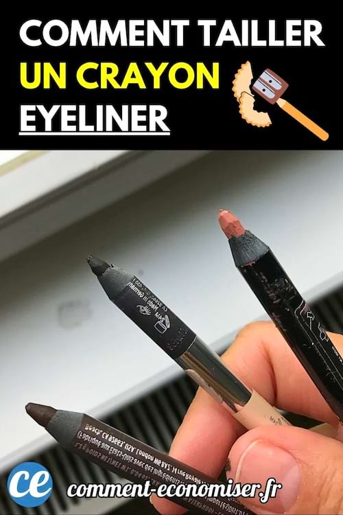 Main tenant trois crayons eyeliner de couleurs différentes, dont un taillé.