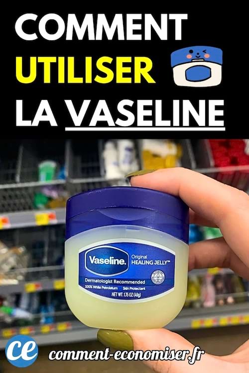 Main tenant un petit pot de vaseline devant un rayon de supermarché.