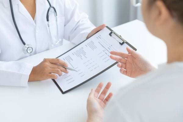 Consultation médicale avec discussion autour d’un bilan.