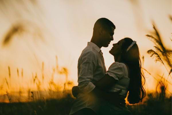 Couple amoureux au coucher du soleil.
