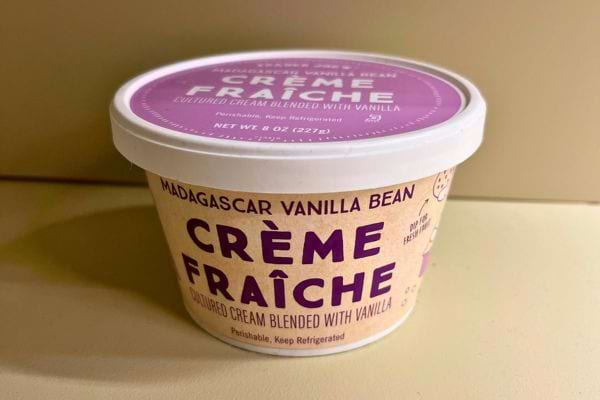 Pot de crème fraîche.
