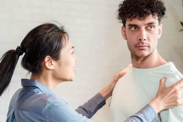 Une femme parle, l’homme détourne le regard.