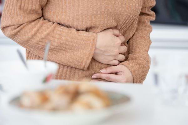 Femme avec douleurs abdominales