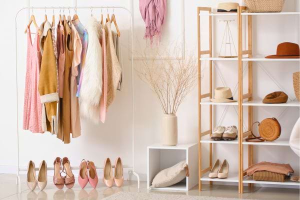 Dressing bien organisé avec chaussures.