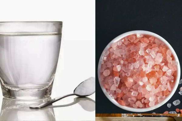 Un verre d’eau et du sel rose de l’Himalaya.