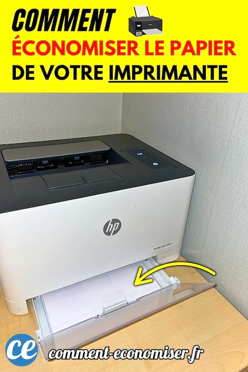 Imprimante HP posée sur un bureau, avec le bac à papier ouvert contenant des feuilles.